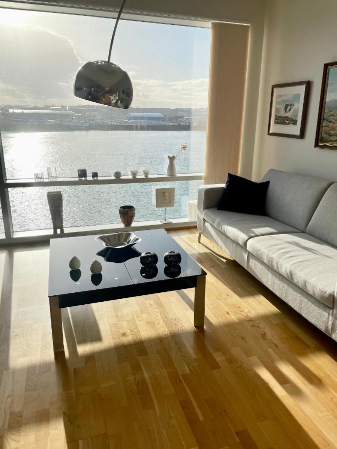 Stylish And Relaxing Two Bedroom Appartment, View Over Harbour Hafnarfjörður Kültér fotó